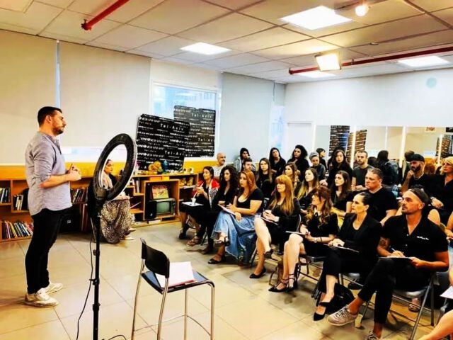 "מה אתה כל כך  אוהב בללמד?
"זה חוזר על עצמו"
"זה מתיש"
"זה מתגמל?
"לא נמאס לך לדבר כל הזמן על אותו דבר?
"אתה לא חושב שבסוף יימאס לאנשים ממך?

אלה רק מקצת הדברים שנאמרו לי במהלך העשור האחרון בקריירה המקצועית שלי  כמרצה- מורה- מדריך מה שתבחרו.

התשובה שלי?

ברור שזה חוזר על  עצמו

אין ספק שזה לעיתים מתיש

מתגמל?
כספית תלוי אך ורק בי ובכמה שאני מאמין במותג יצרתי  ובשם  שלי 
 ממליץ גם לכם)

נמאס?
אף פעם לא !
יש לי מוטיבציה פנימית אין סופית אותה אני מאחל לעצמי גם במציאת זוגיות ובכל תחום למעשה בחיים!

יימאס לאנשים ממני?
יכול מאוד להיות שכן ויכול מאוד להיות שלא הכל עניין של קבלת החלטות התחדשות ואיך שאני רואה קדימה את העסק שלי.

מה אני כל כך  אוהב בללמד?
בערך את הכל! 

מה אתכם?